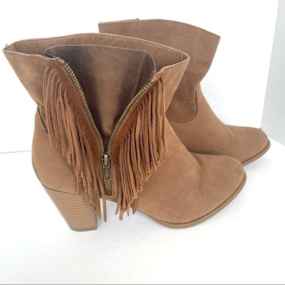 Sugar Tuko Women's Tan Suede Almond Toe Block Heel Booties with Tassles Size 9M - Picture 5 of 11